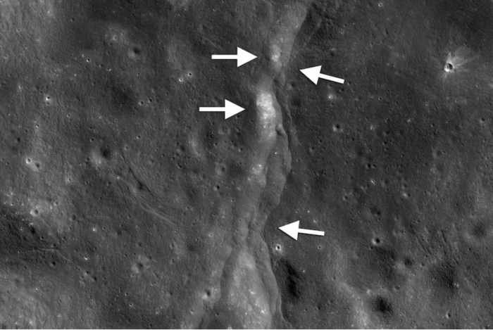 Die Verwerfungsspitzen oder -klippen entstehen, wenn die Kruste bricht und entlang einer Verwerfung nach oben geschoben wird, während sich der Mond zusammenzieht. Tektonische Verwerfungen haben sie verursacht. (Credits: Nasa/ GSFC/ Arizona State University/ Smithsonian).